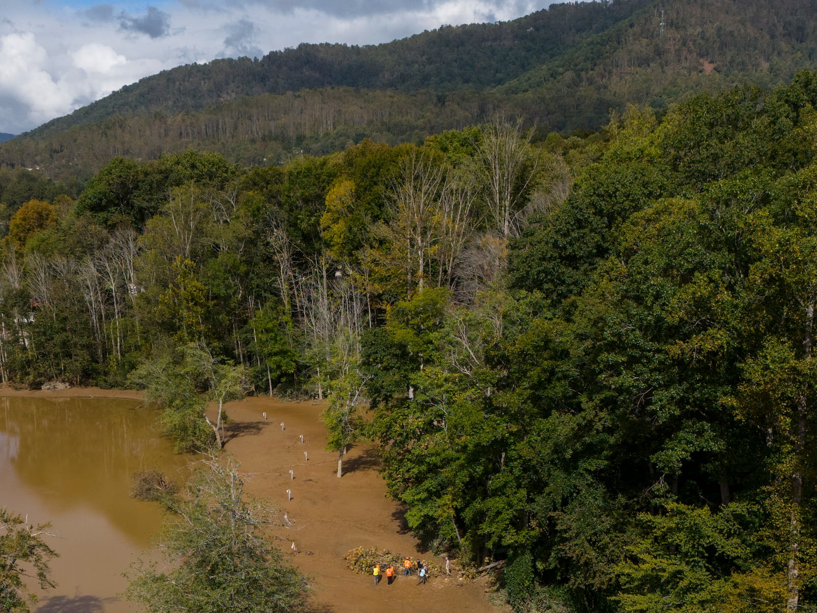 Search crews look for victims in the aftermath of Hurricane Helene, Tuesday, Oct. 1, 2024, in Swannanoa, N.C. (AP Photo/Mike Stewart)