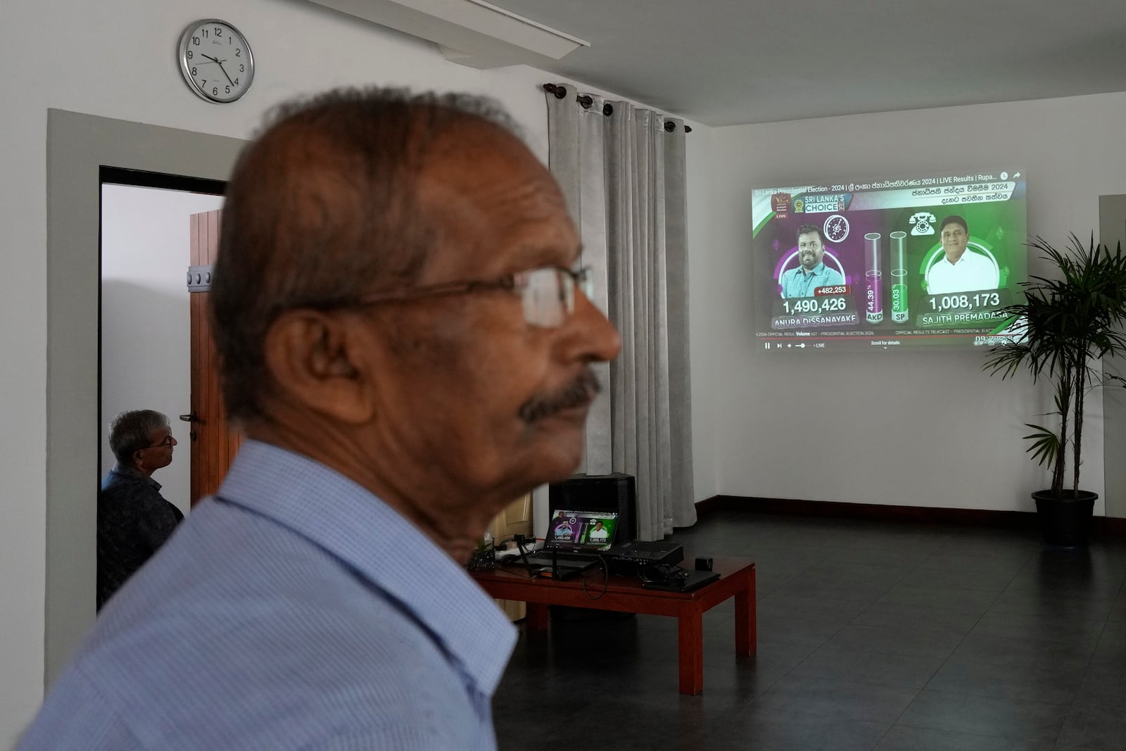 People watch early election result showing Marxist-leaning lawmaker Anura Kumara Dissanayake in a leading position on a television screen, in Colombo, Sri Lanka, Sunday, Sept. 22, 2024. (AP Photo/Eranga Jayawardane)