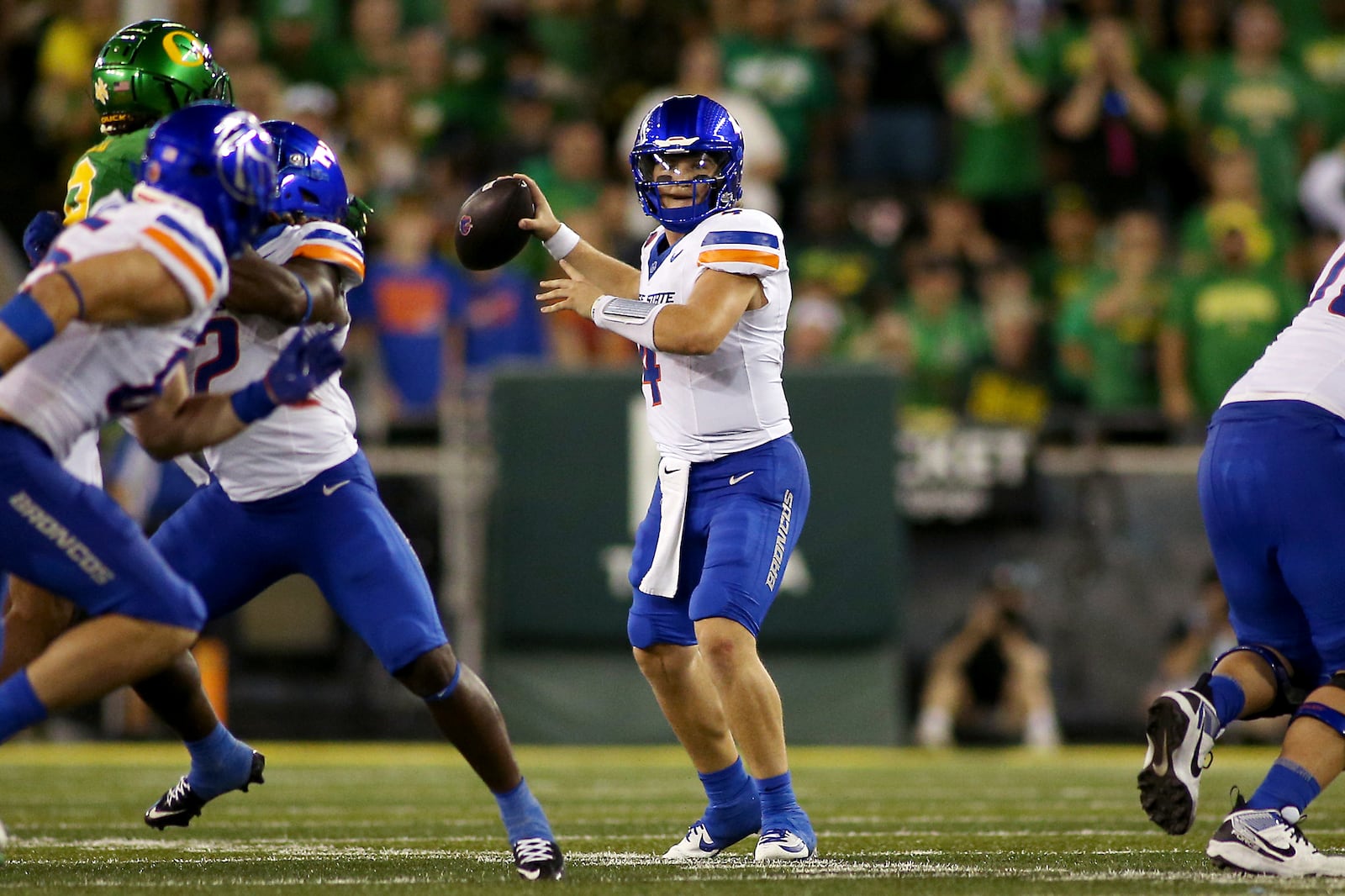 Boise State quarterback Maddux Madsen, center, looks to pass during the first half of an NCAA college football game, Saturday, Sept. 7, 2024, at Autzen Stadium in Eugene, Ore. (AP Photo/Lydia Ely)