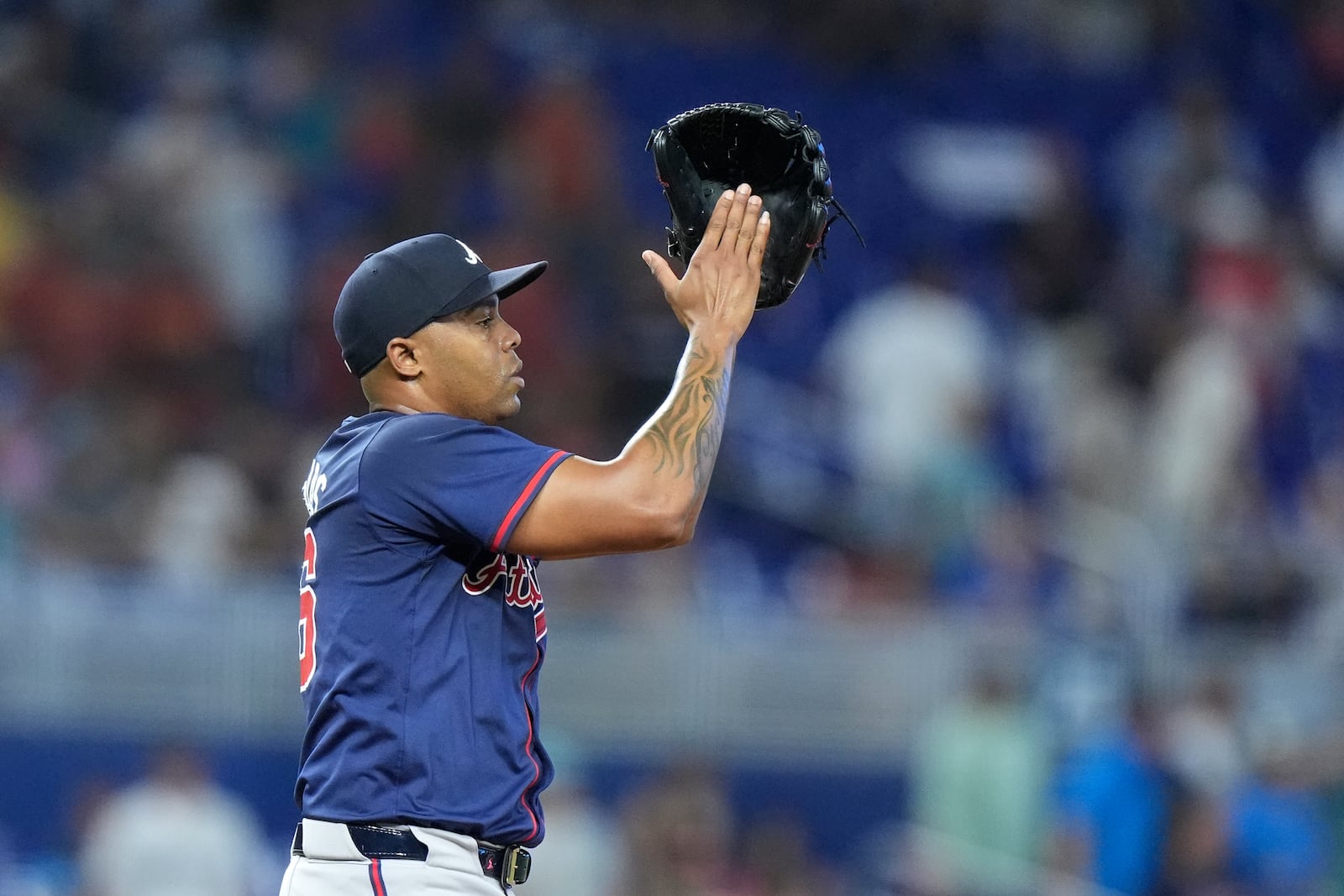 Atlanta Braves relief pitcher Raisel Iglesias celebrates after the Braves beat the Miami Marlins 5-4, during a baseball game, Sunday, Sept. 22, 2024, in Miami. (AP Photo/Wilfredo Lee)