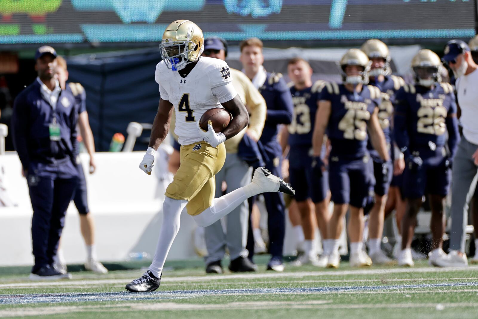 Notre Dame running back Jeremiyah Love (4) scampers for a long touchdown run during the first half of an NCAA college football game against Navy Saturday, Oct. 26, 2024, in East Rutherford, N.J. (AP Photo/Adam Hunger)