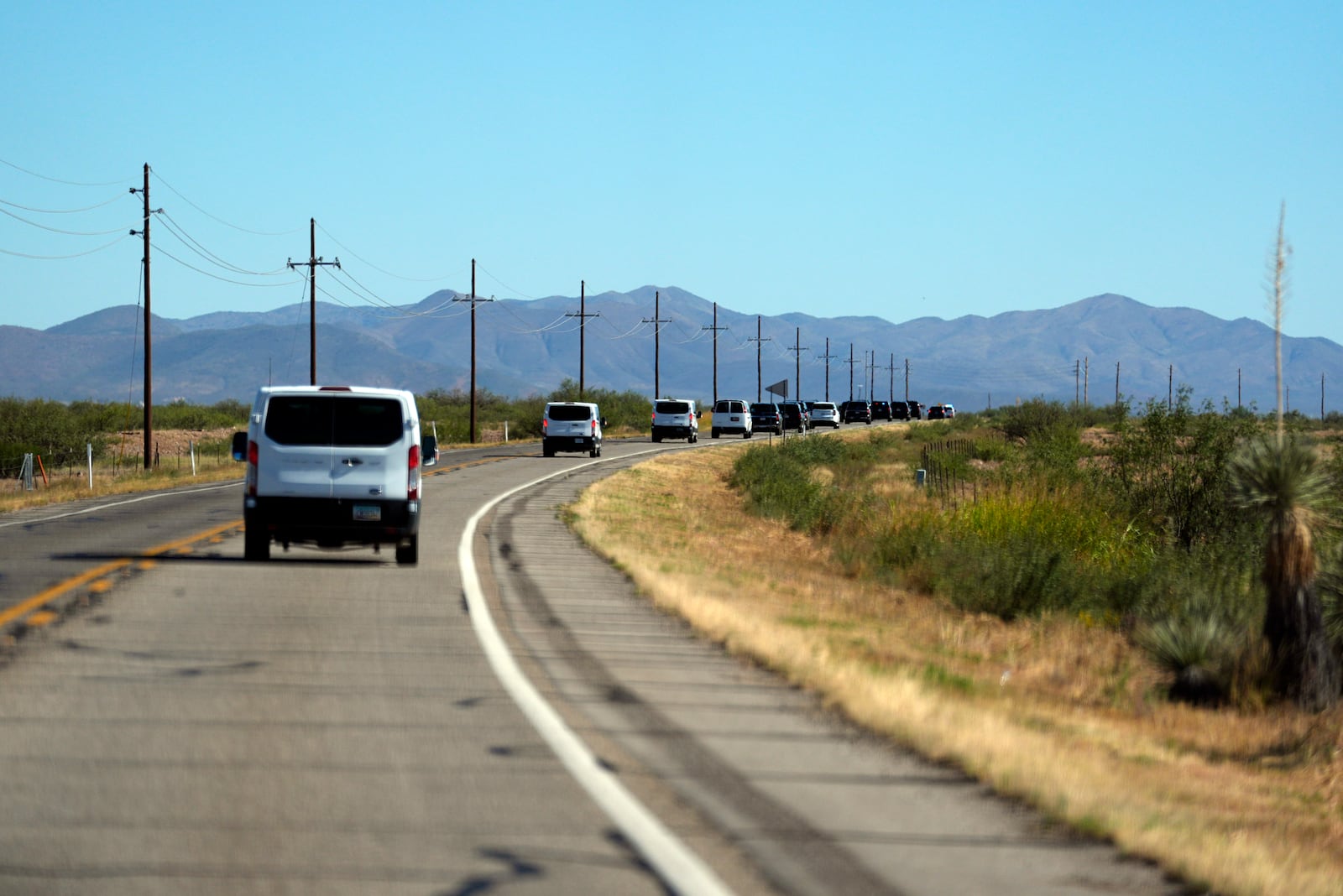 The motorcade with Democratic presidential nominee Vice President Kamala Harris drives toward the U.S. border with Mexico near Douglas, Ariz., Friday, Sept. 27, 2024. (AP Photo/Carolyn Kaster)