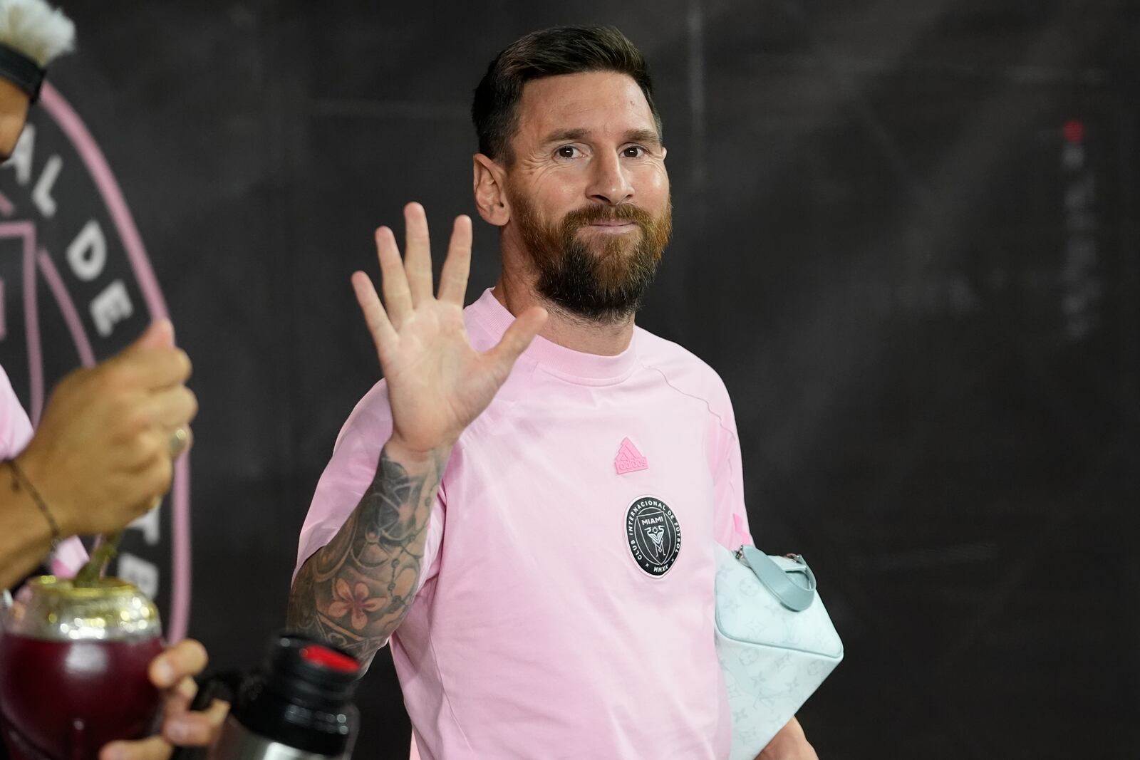 Inter Miami forward Lionel Messi waves as he arrives for match one of their MLS playoff opening round soccer match against Atlanta United, Friday, Oct. 25, 2024, in Fort Lauderdale, Fla. (AP Photo/Lynne Sladky)