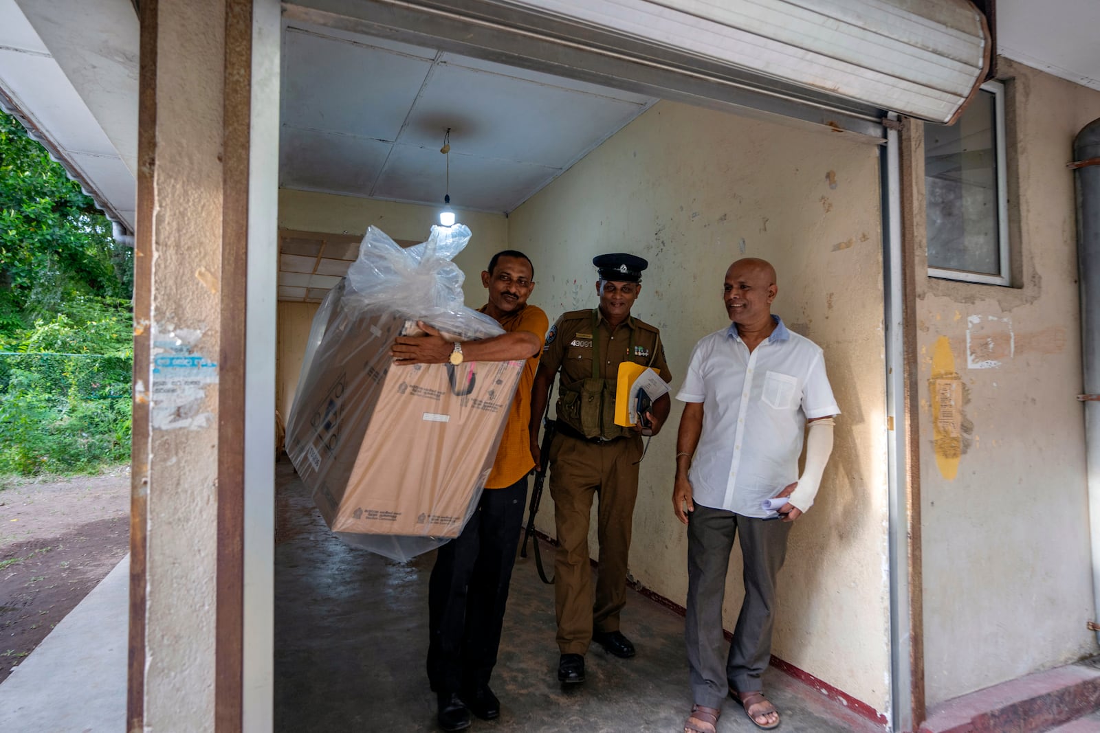 Polling officials carry a sealed ballot box as they return it to a counting center at the end of voting during presidential election in Colombo, Sri Lanka, Saturday, Sept. 21, 2024. (AP Photo/Rajesh Kumar Singh)