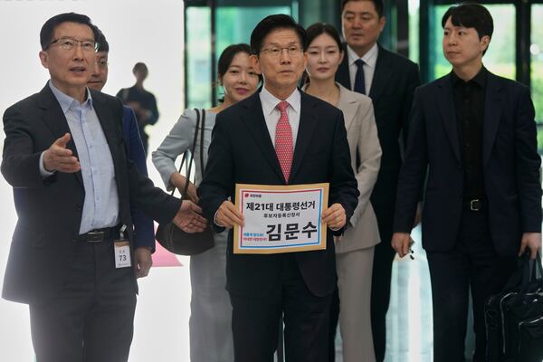 South Korea's People Power Party's presidential election candidate Kim Moon Soo, center, arrives to submit documents to register as a candidate to run in the June 3 presidential election, at the National Election Commission, Gwacheon, South Korea, Sunday, May 11, 2025. The letter read "The 21st Presidential election candidate registration application, Kim Moon Soo."(AP Photo/Ahn Young-joon)
