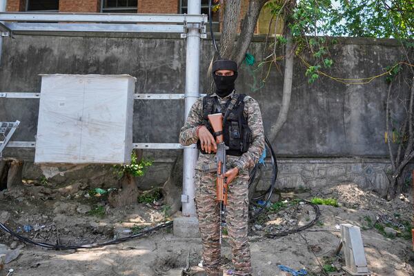 An Indian paramilitary soldier guards outside a garden in Srinagar after it was closed by authorities as a precautionary safety measure following last week's deadly attack on tourists near the resort town of Pahalgam, Indian controlled Kashmir, Tuesday, April 29, 2025. (AP Photo/Mukhtar Khan)