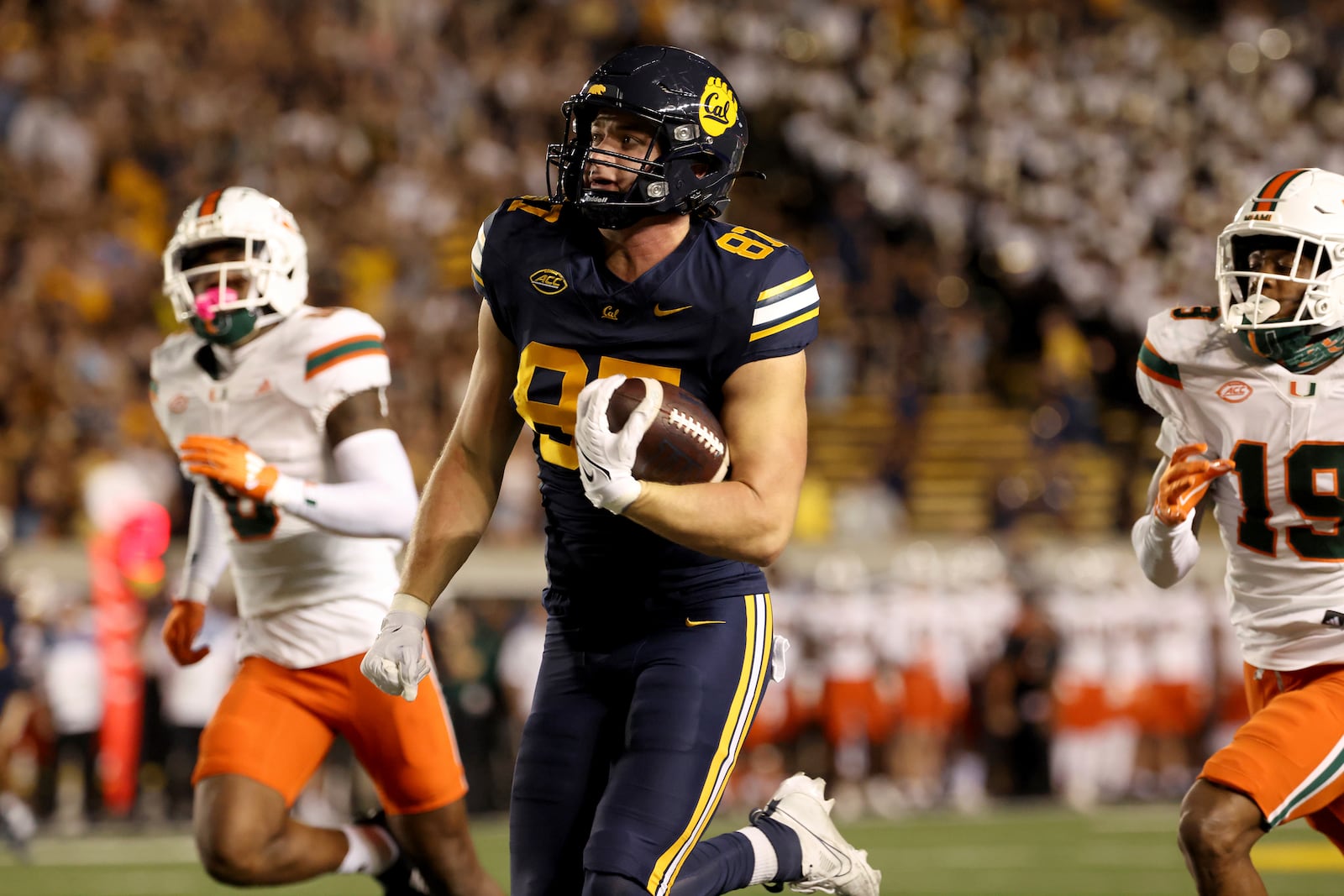 California tight end Jack Endries (87) runs after a catch for a touchdown against Miami defensive back D'Yoni Hill (19) during the first half of an NCAA college football game in Berkeley, Calif., Saturday, Oct. 5, 2024. (AP Photo/Jed Jacobsohn)