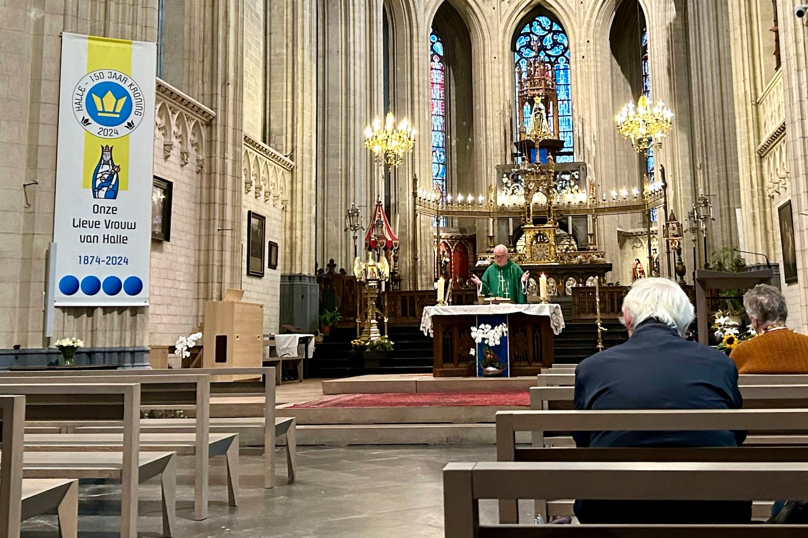 Priest Guy De Keersmaecker, center, leads a service with parishioners at the St. Martin's Basilica, in Halle, Belgium, Friday, Sept. 6, 2024. (AP Photo/Raf Casert)