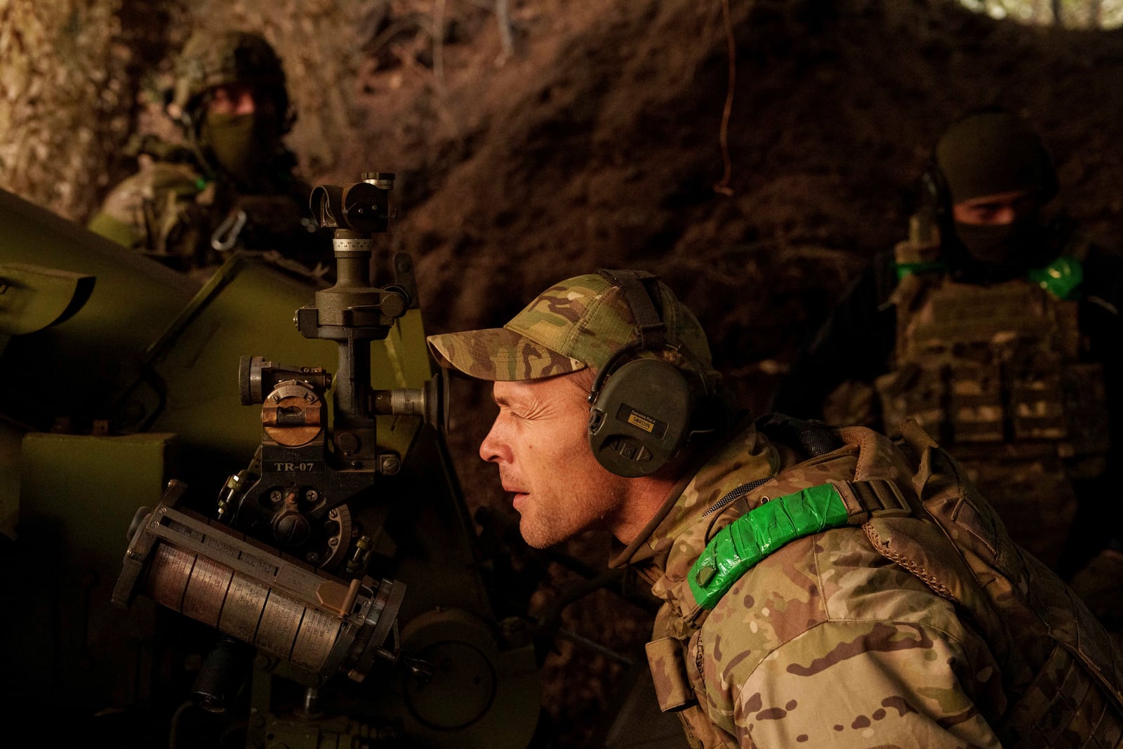 A Ukrainian serviceman of Liut brigade aims his D-30 artillery cannon during firing towards Russian positions near Toretsk, Donetsk region, Ukraine, Sunday Sept. 22, 2024. (AP Photo/Evgeniy Maloletka)