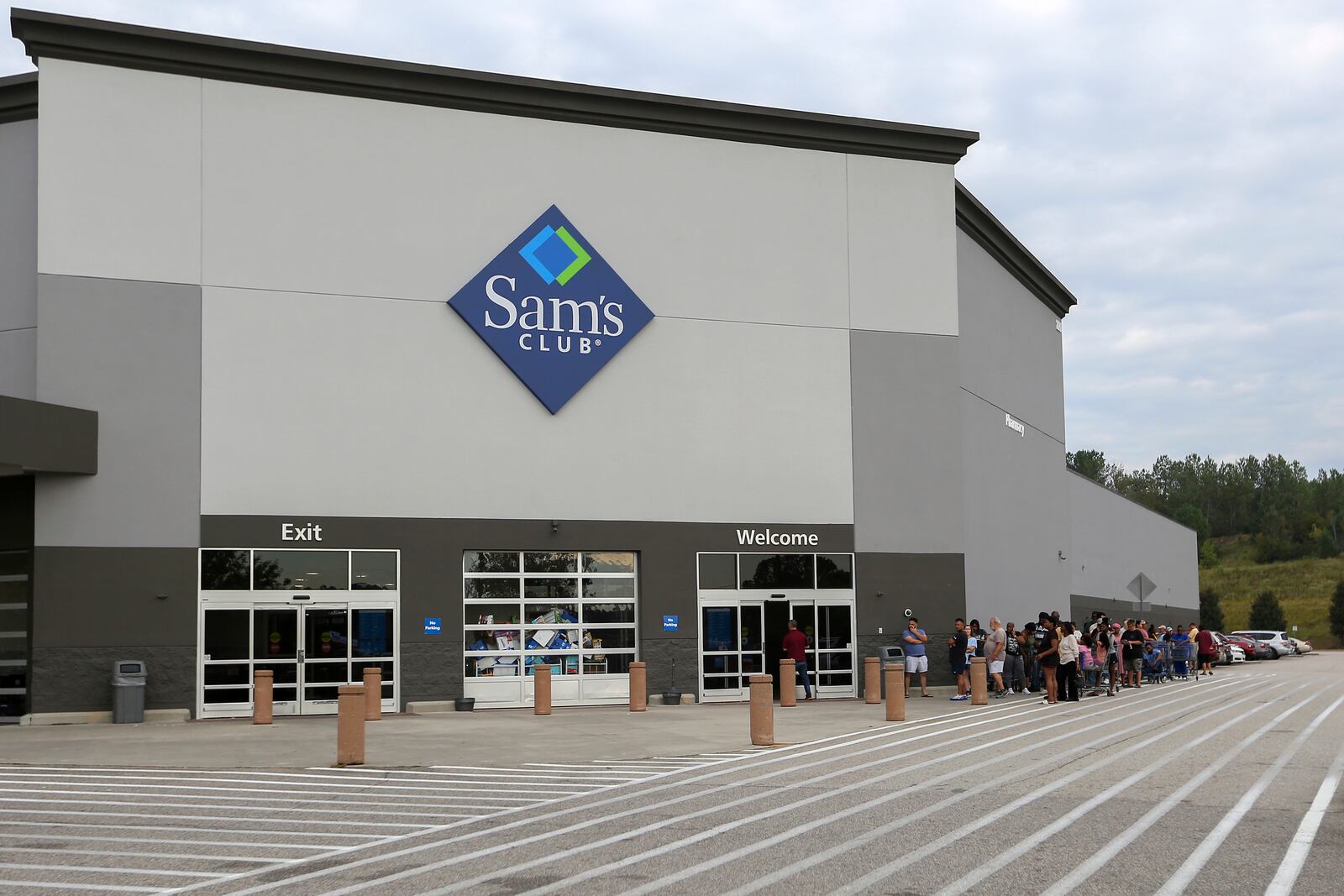 Residents wait in line at Sam's Club in the aftermath of Hurricane Helene Sunday, Sept. 29, 2024, in Aiken, S.C. (AP Photo/Artie Walker Jr.)