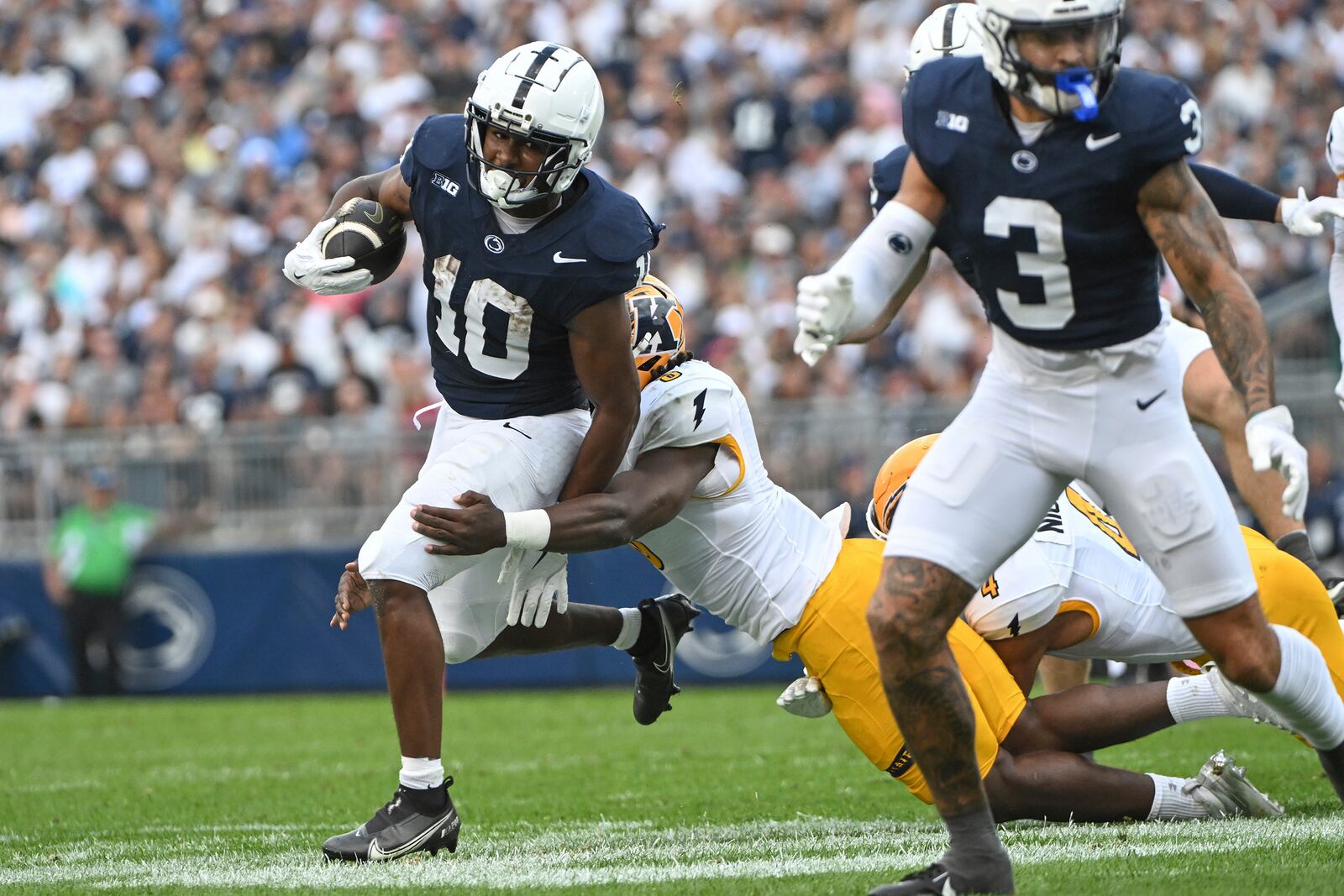 Penn State running back Nicholas Singleton (10) runs against Kent State during the first quarter of an NCAA college football game, Saturday, Sept. 21, 2024, in State College, Pa. (AP Photo/Barry Reeger)