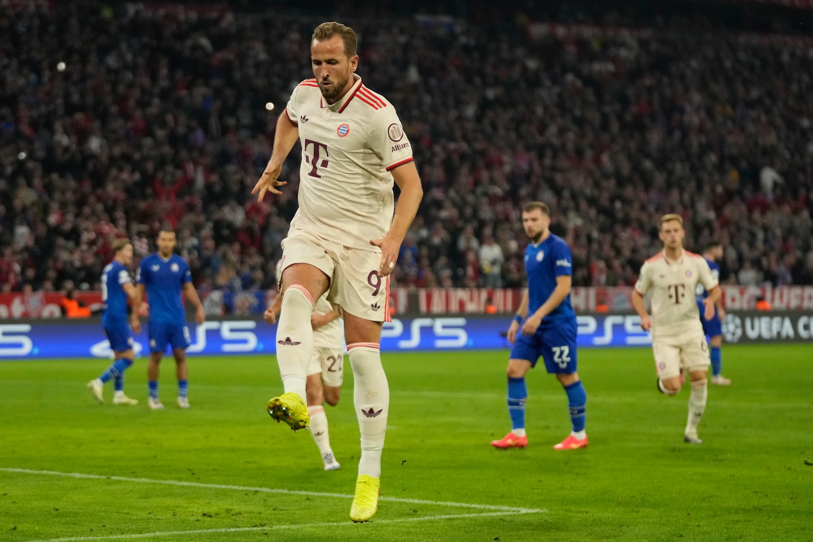 Bayern's Harry Kane celebrates after scoring the opening goal from the penalty sport during the Champions League opening phase soccer match between Bayern Munich and GNK Dinamo at the Allianz Arena in Munich, Germany Tuesday, Sept. 17, 2024. (AP Photo/Matthias Schrader)