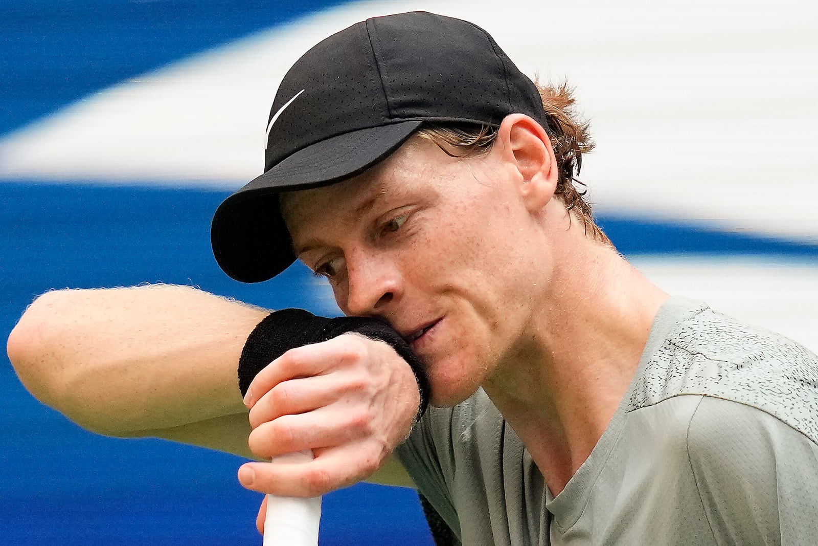 FILE - Jannik Sinner, of Italy, wipes sweat from his face between serves to Mackenzie McDonald, of the United States, during the first round of the U.S. Open tennis championships, Tuesday, Aug. 27, 2024, in New York. (AP Photo/Kirsty Wigglesworth, File)