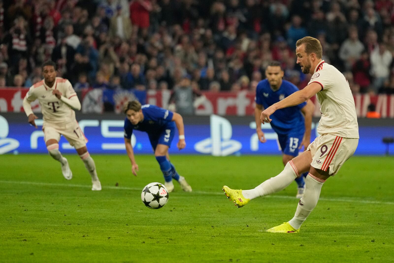 Bayern's Harry Kane scores the opening goal from the penalty sport during the Champions League opening phase soccer match between Bayern Munich and GNK Dinamo at the Allianz Arena in Munich, Germany Tuesday, Sept. 17, 2024. (AP Photo/Matthias Schrader)