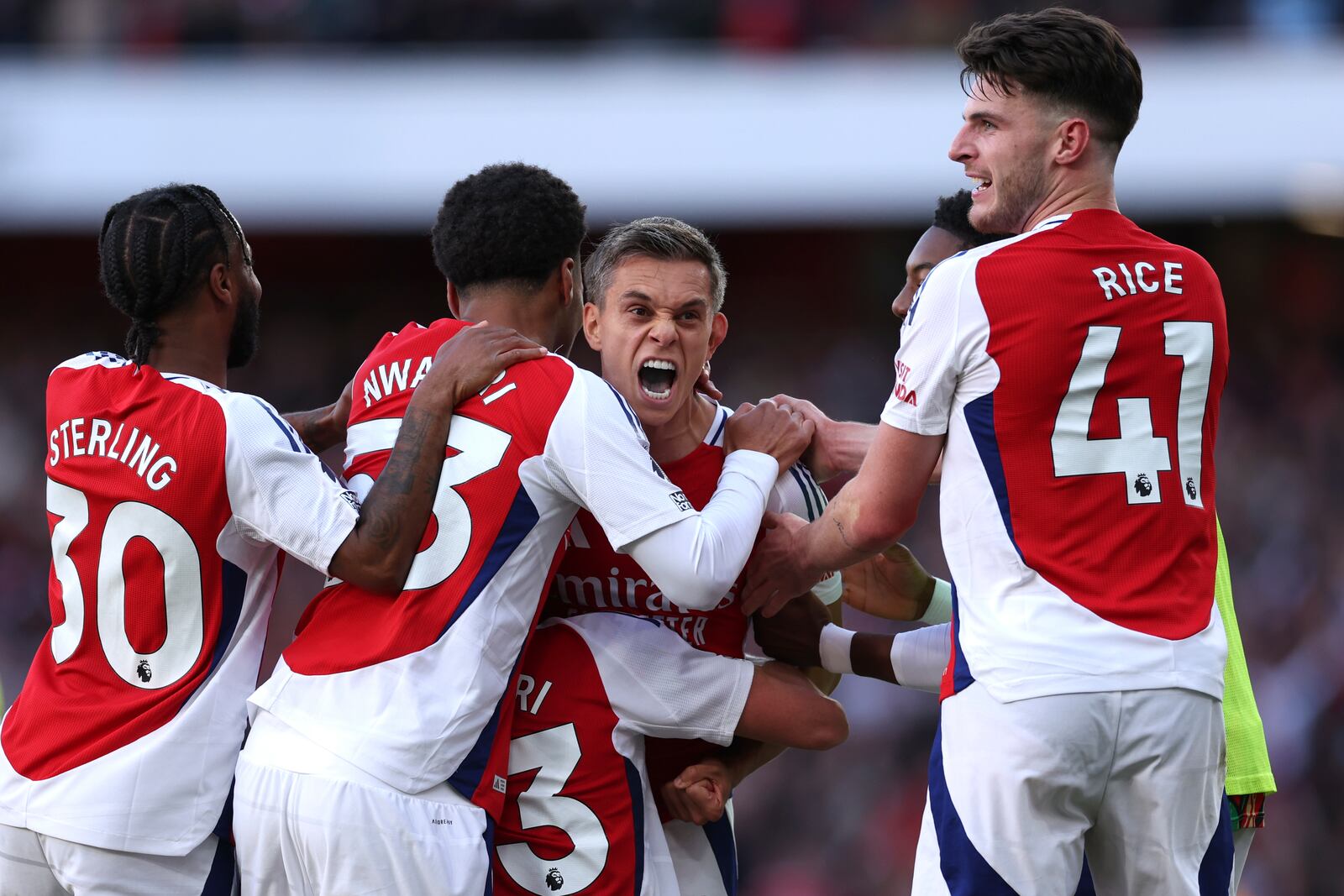 Arsenal's Leandro Trossard, centre, celebrates with teammates after scoring his side's third goal during the English Premier League soccer match between Arsenal and Leicester City at the Emirates Stadium in London, Saturday, Sept. 28, 2024. (AP Photo/Ian Walton)