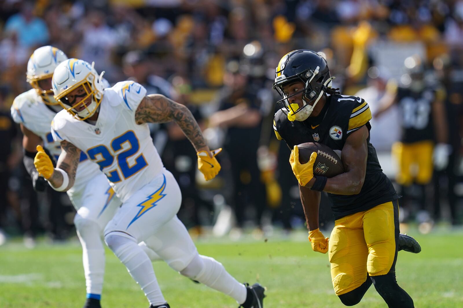 Pittsburgh Steelers wide receiver Calvin Austin III, right, runs with the ball on his way to a touchdown during the second half of an NFL football game against the Los Angeles Chargers, Sunday, Sept. 22, 2024, in Pittsburgh. (AP Photo/Matt Freed)