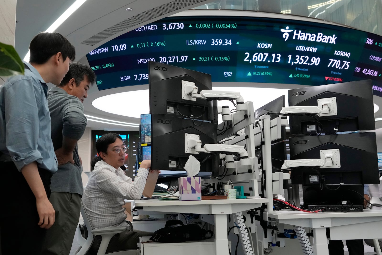 Currency traders work at the foreign exchange dealing room of the KEB Hana Bank headquarters in Seoul, South Korea, Monday, Oct. 14, 2024. (AP Photo/Ahn Young-joon)